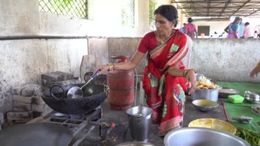 Rajasthan, Hindistan. Bir grup Hintli kadın dini bir kutlama için sokaklarda yemek pişiriyor.