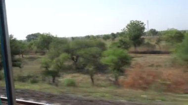 Tren demiryolunda ilerliyor.