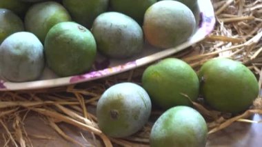 Mango meyveleri tepside samanla