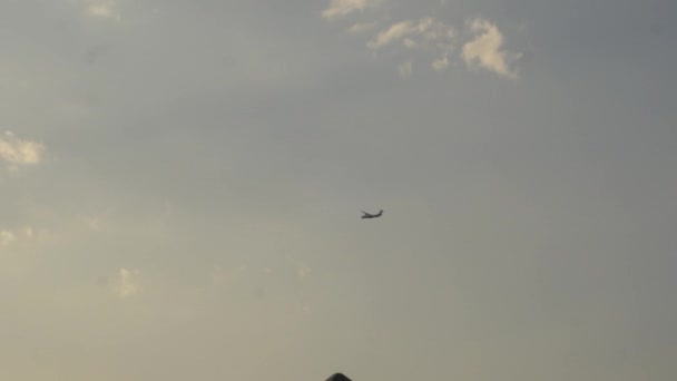 Eenzaam Vliegtuig Vliegen Blauwe Lucht Tijdens Zonsondergang — Stockvideo