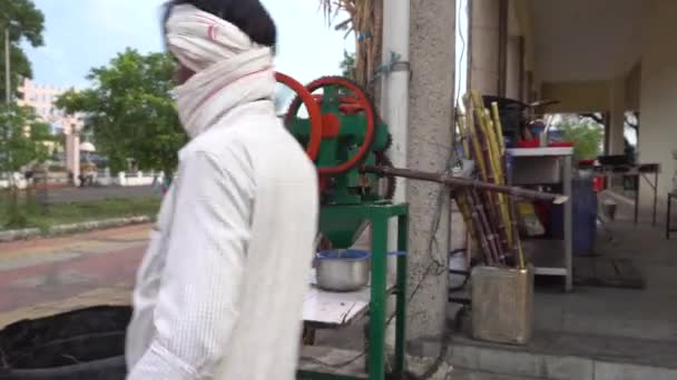 Udaipur India March 2018 Indian Man Using Old Machine Squeeze — Stock Video