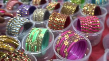 Hindistan 'daki yerel pazarda satılık renkli geleneksel bilezikler.