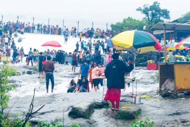 Şelaledeki kalabalık, turizm konsepti.