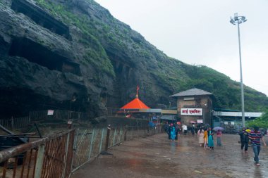 Taş dağların ve turistlerin güzel manzarası