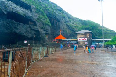 Taş dağların ve turistlerin güzel manzarası