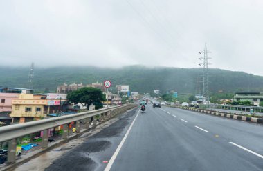 Dağlarda trafik yolu