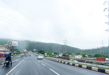 Dağlarda trafik yolu