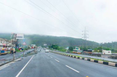 Dağlarda trafik yolu