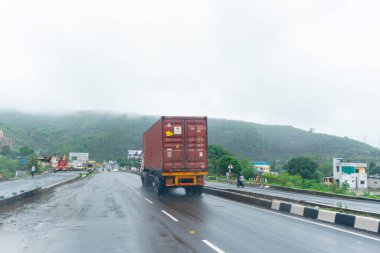 Dağlarda trafik yolu