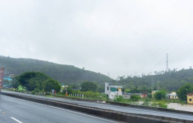 Dağlarda trafik yolu