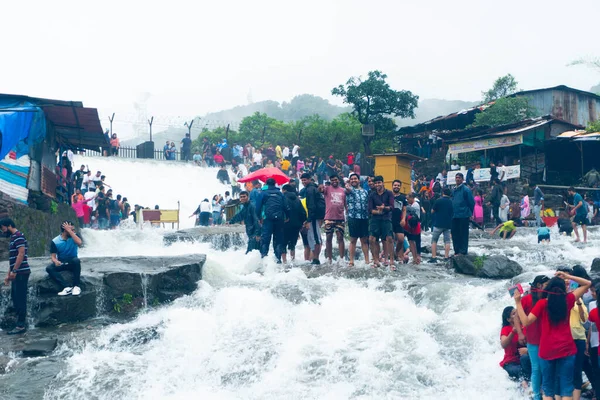 Multidão Pessoas Cachoeira Conceito Turismo — Fotografia de Stock