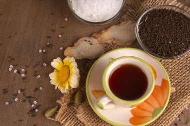 Hindistan masala çayı ve ahşap arka planda baharatlar.