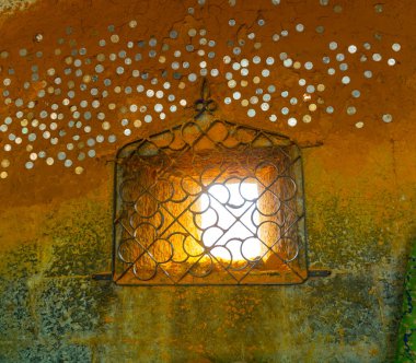 Taş bir duvarda güzel bir fener 