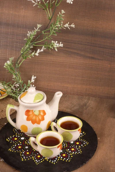 Индийский Чай Масала Чашках Чайником Специями Деревянном Фоне — стоковое фото