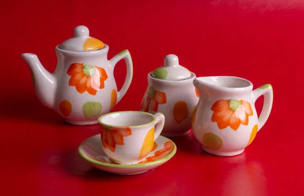 Керамические Чашки Чайником Красном Фоне — стоковое фото
