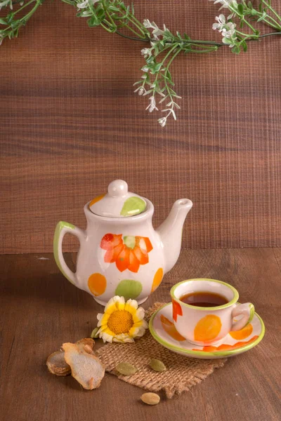 Индийский Чай Масала Чашке Чайником Специями Деревянном Фоне — стоковое фото