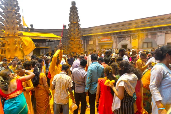 stock image Jejuri, Maharashtra, India - April 15, 2023: Hindu devotees gather to worship on new moon day with turmeric, people throwing turmeric at jejuri temple during festival, Jejuri Somvati festival