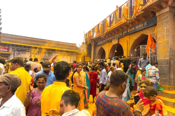 stock image Jejuri, Maharashtra, India - April 15, 2023: Hindu devotees gather to worship on new moon day with turmeric, people throwing turmeric at jejuri temple during festival, Jejuri Somvati festival