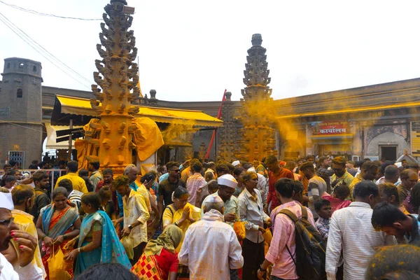 インド マハラシュトラ州ジェジュリ2023年4月15日 ヒンドゥー教の信者たちが新月の日にウコンを持って礼拝に集まり 祭りの最中にジェジュリ寺院でウコンを投げる人々 ジェジュリ ソヴァティ祭り — ストック写真