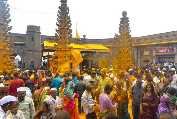 Jejuri Maharashtra Hindistan Nisan 2023 Hindu Dindarlar Yeni Gününde Zerdeçal — Stok fotoğraf