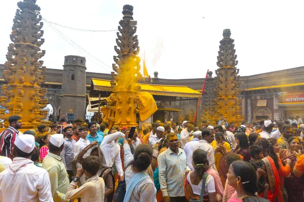 インド マハラシュトラ州ジェジュリ2023年4月15日 ヒンドゥー教の信者たちが新月の日にウコンを持って礼拝に集まり 祭りの最中にジェジュリ寺院でウコンを投げる人々 ジェジュリ ソヴァティ祭り — ストック写真