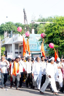 Jaipur, Rajasthan, Hindistan: 11 Ağustos 2019: İnsanlar, Şiva dindarları için Kavad Yatra 'yı her yıl yapılan hac ibadeti için yerel Şiva tapınaklarına Ganj' ın kutsal suyunu götürüyorlar