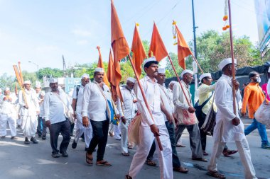 Jaipur, Rajasthan, Hindistan: 11 Ağustos 2019: İnsanlar, Şiva dindarları için Kavad Yatra 'yı her yıl yapılan hac ibadeti için yerel Şiva tapınaklarına Ganj' ın kutsal suyunu götürüyorlar