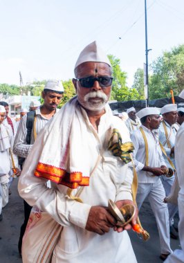 Jaipur, Rajasthan, Hindistan: 11 Ağustos 2019: İnsanlar, Şiva dindarları için Kavad Yatra 'yı her yıl yapılan hac ibadeti için yerel Şiva tapınaklarına Ganj' ın kutsal suyunu götürüyorlar