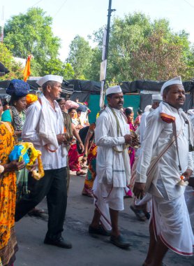 Jaipur, Rajasthan, Hindistan: 11 Ağustos 2019: İnsanlar, Şiva dindarları için Kavad Yatra 'yı her yıl yapılan hac ibadeti için yerel Şiva tapınaklarına Ganj' ın kutsal suyunu götürüyorlar