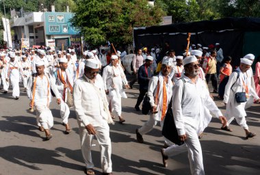 Jaipur, Rajasthan, Hindistan: 11 Ağustos 2019: İnsanlar, Şiva dindarları için Kavad Yatra 'yı her yıl yapılan hac ibadeti için yerel Şiva tapınaklarına Ganj' ın kutsal suyunu götürüyorlar