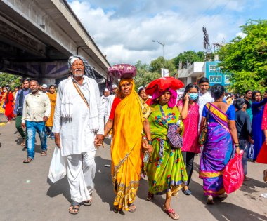 Jaipur, Rajasthan, Hindistan: 11 Ağustos 2019: İnsanlar, Şiva dindarları için Kavad Yatra 'yı her yıl yapılan hac ibadeti için yerel Şiva tapınaklarına Ganj' ın kutsal suyunu götürüyorlar