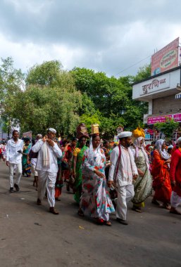 Jaipur, Rajasthan, Hindistan: 11 Ağustos 2019: İnsanlar, Şiva dindarları için Kavad Yatra 'yı her yıl yapılan hac ibadeti için yerel Şiva tapınaklarına Ganj' ın kutsal suyunu götürüyorlar