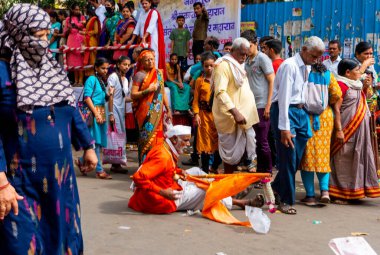 Jaipur, Rajasthan, Hindistan: 11 Ağustos 2019: İnsanlar, Şiva dindarları için Kavad Yatra 'yı her yıl yapılan hac ibadeti için yerel Şiva tapınaklarına Ganj' ın kutsal suyunu götürüyorlar