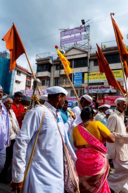 Jaipur, Rajasthan, Hindistan: 11 Ağustos 2019: İnsanlar, Şiva dindarları için Kavad Yatra 'yı her yıl yapılan hac ibadeti için yerel Şiva tapınaklarına Ganj' ın kutsal suyunu götürüyorlar