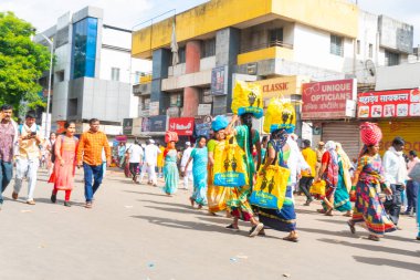 Jaipur, Rajasthan, Hindistan: 11 Ağustos 2019: İnsanlar, Şiva dindarları için Kavad Yatra 'yı her yıl yapılan hac ibadeti için yerel Şiva tapınaklarına Ganj' ın kutsal suyunu götürüyorlar