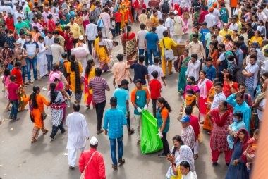 Jaipur, Rajasthan, Hindistan: 11 Ağustos 2019: İnsanlar, Şiva dindarları için Kavad Yatra 'yı her yıl yapılan hac ibadeti için yerel Şiva tapınaklarına Ganj' ın kutsal suyunu götürüyorlar