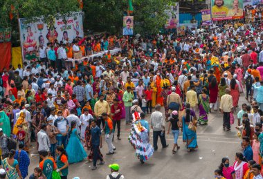 Jaipur, Rajasthan, Hindistan: 11 Ağustos 2019: İnsanlar, Şiva dindarları için Kavad Yatra 'yı her yıl yapılan hac ibadeti için yerel Şiva tapınaklarına Ganj' ın kutsal suyunu götürüyorlar