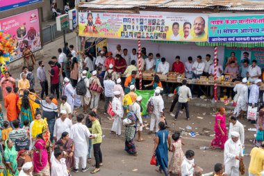 Jaipur, Rajasthan, Hindistan: 11 Ağustos 2019: İnsanlar, Şiva dindarları için Kavad Yatra 'yı her yıl yapılan hac ibadeti için yerel Şiva tapınaklarına Ganj' ın kutsal suyunu götürüyorlar