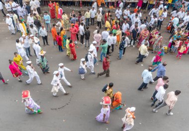 Jaipur, Rajasthan, Hindistan: 11 Ağustos 2019: İnsanlar, Şiva dindarları için Kavad Yatra 'yı her yıl yapılan hac ibadeti için yerel Şiva tapınaklarına Ganj' ın kutsal suyunu götürüyorlar