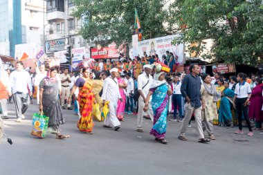 Jaipur, Rajasthan, Hindistan: 11 Ağustos 2019: İnsanlar, Şiva dindarları için Kavad Yatra 'yı her yıl yapılan hac ibadeti için yerel Şiva tapınaklarına Ganj' ın kutsal suyunu götürüyorlar