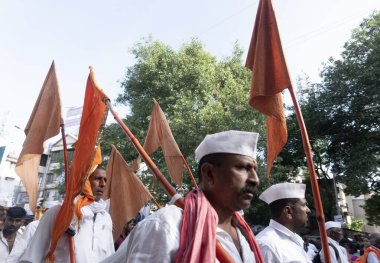 Jaipur, Rajasthan, Hindistan: 11 Ağustos 2019: İnsanlar, Şiva dindarları için Kavad Yatra 'yı her yıl yapılan hac ibadeti için yerel Şiva tapınaklarına Ganj' ın kutsal suyunu götürüyorlar