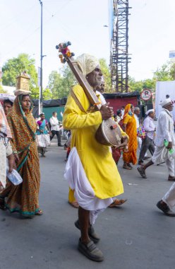 Jaipur, Rajasthan, Hindistan: 11 Ağustos 2019: İnsanlar, Şiva dindarları için Kavad Yatra 'yı her yıl yapılan hac ibadeti için yerel Şiva tapınaklarına Ganj' ın kutsal suyunu götürüyorlar