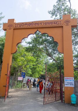 Şehirdeki Hint tapınağının girişi.