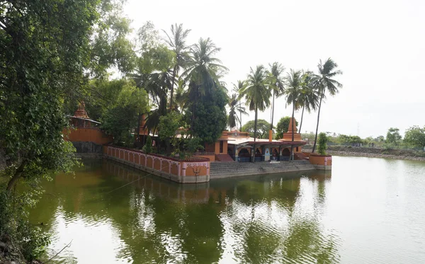 川や木のある村のヒンドゥー寺院は — ストック写真