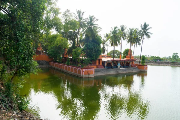 川や木のある村のヒンドゥー寺院は — ストック写真