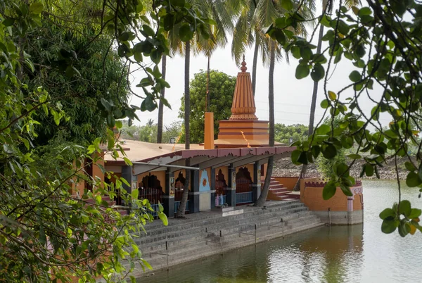 Templo Hindu Aldeia Com Rio Árvores — Fotografia de Stock