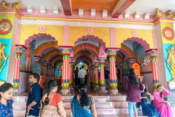 Pessoas Visitando Templo Budista Índia — Fotografia de Stock