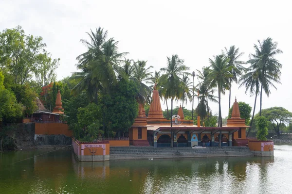 Hinduska Świątynia Wiosce Rzeką Drzewami — Zdjęcie stockowe