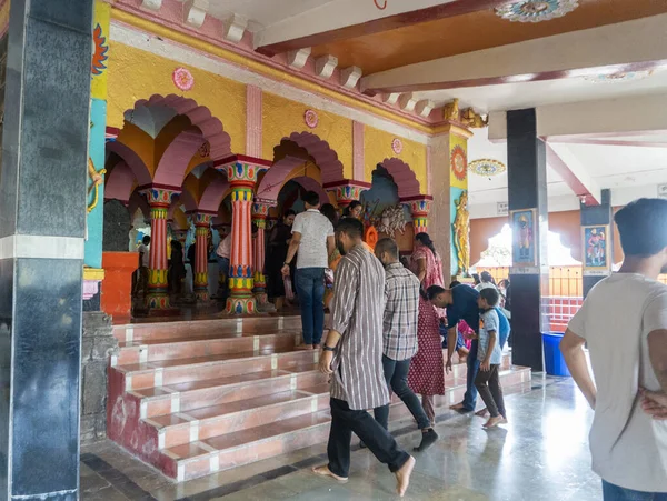 Menschen Besuchen Buddhistische Tempel Indien lizenzfreie Stockfotos