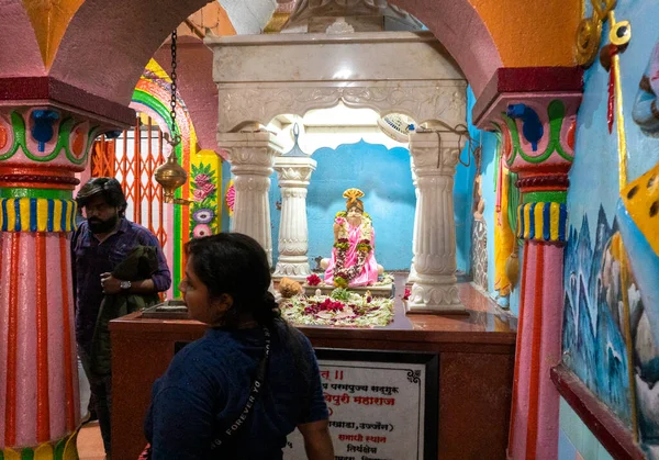 Άνθρωποι Επισκέπτονται Βουδιστής Ναός Στην Ινδία — Φωτογραφία Αρχείου